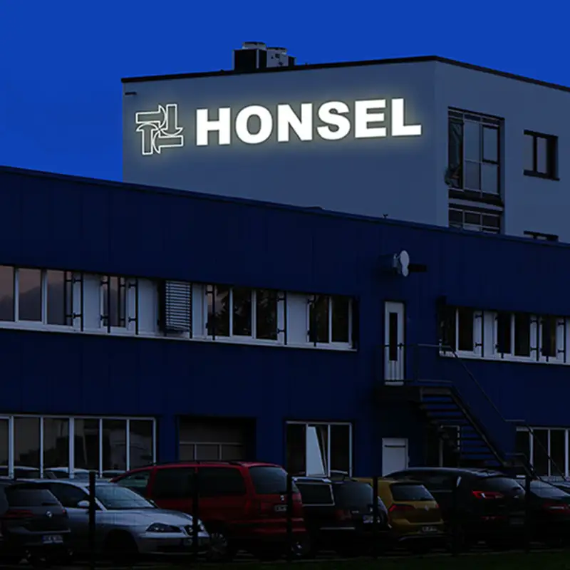 Leuchtbuchstaben / Gebäudebeschriftung Firma Honsel