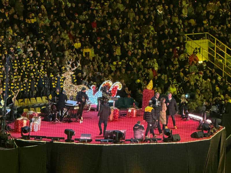 Livekonzert im Stadion mit Bühne, Künstlern und großem Publikum